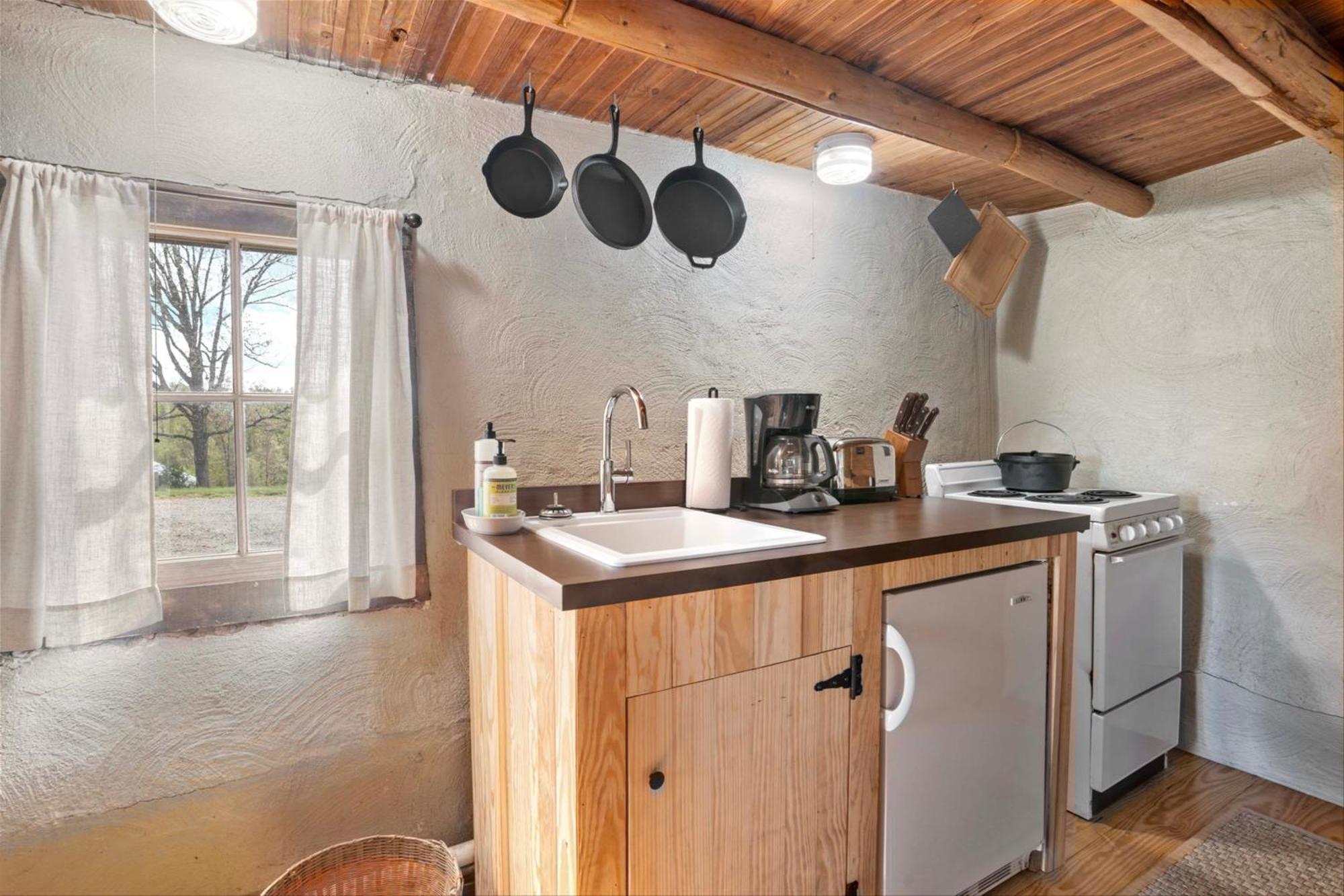 Rustic Baileys Retreat Cabin Near Wineries! Crozet 외부 사진